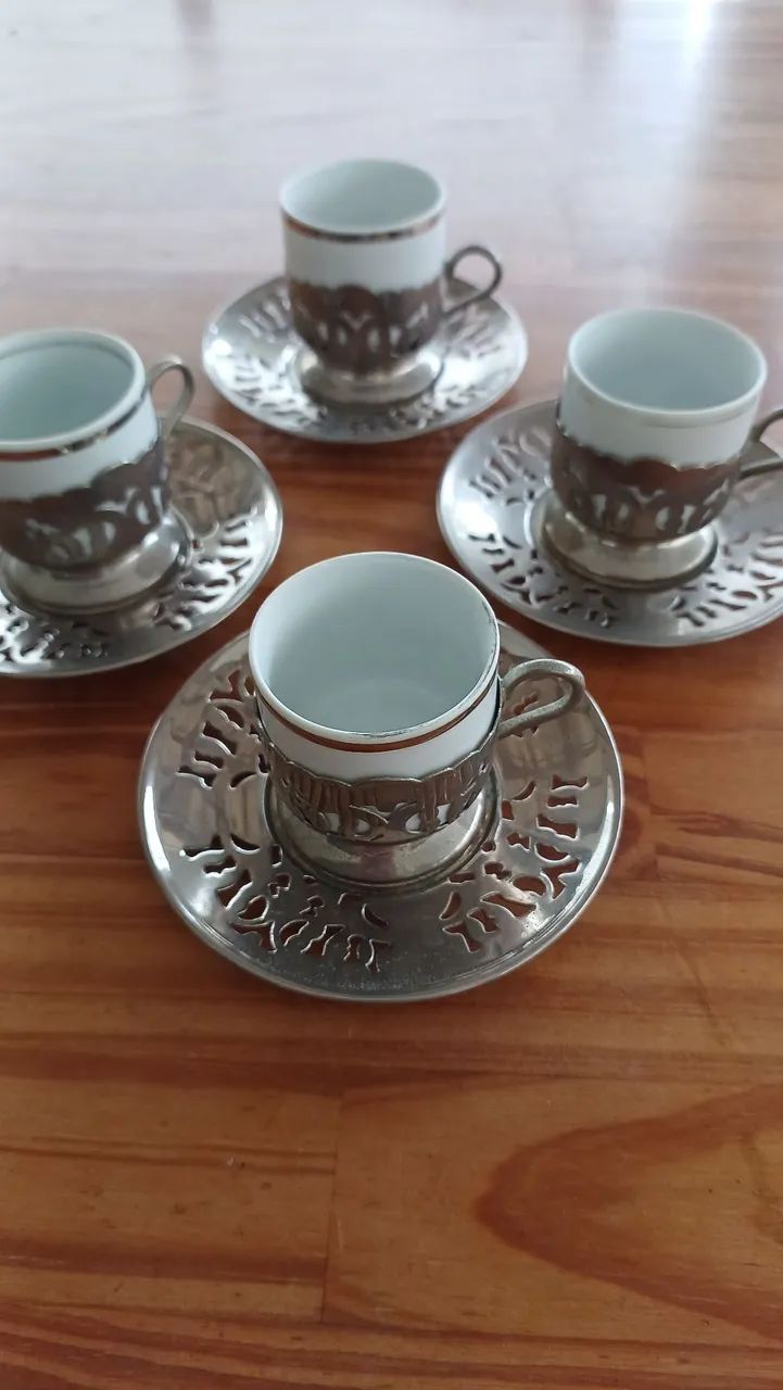 Jogo de xícaras de café com detalhes em inox