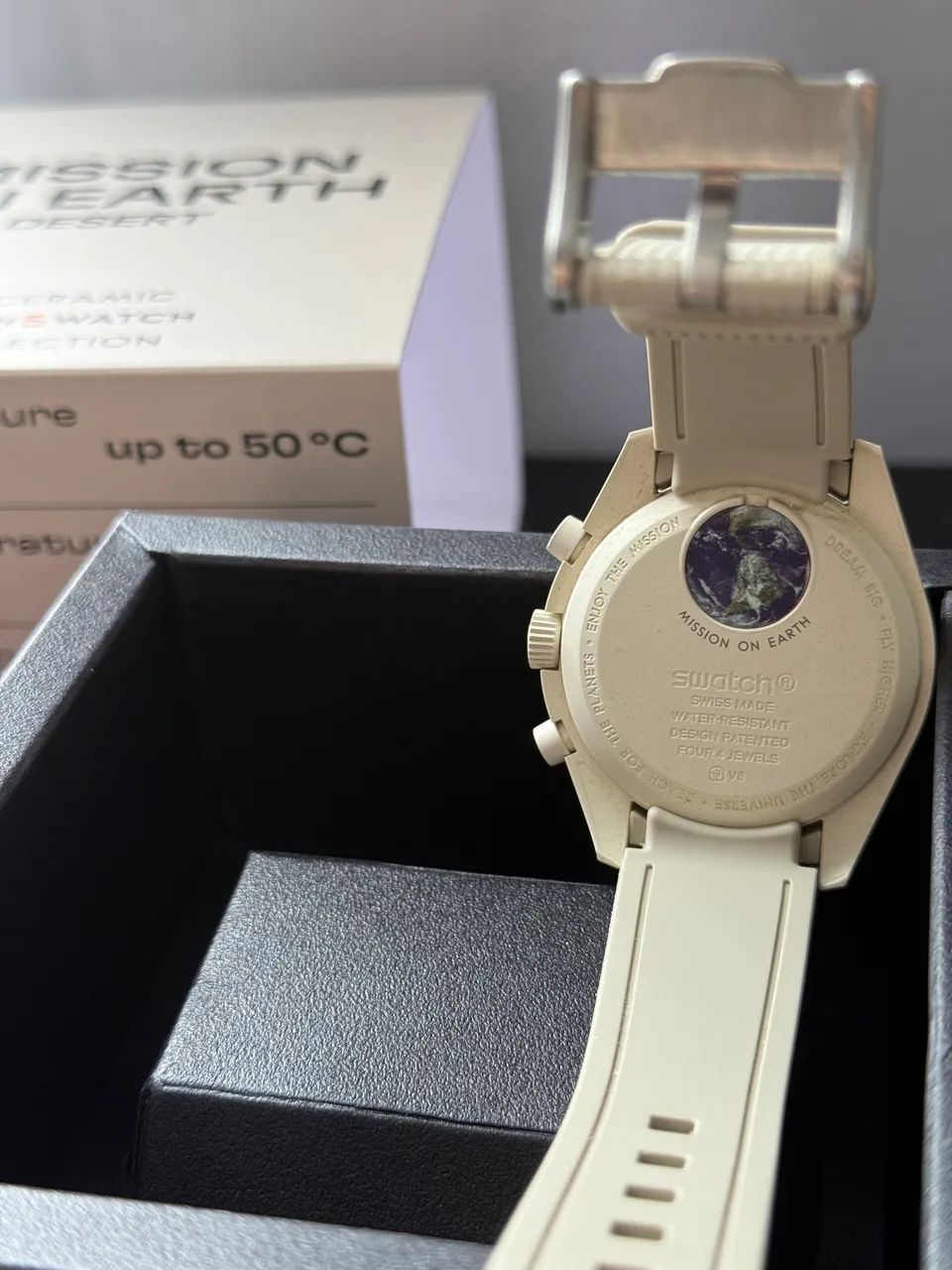 Relógio Omega x Swatch Moonswatch Desert  - Foto 5