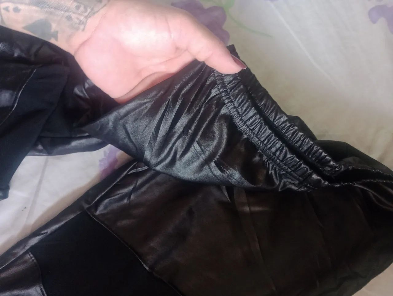 Calça estilo napa preta com detalhe em tela - Foto 4