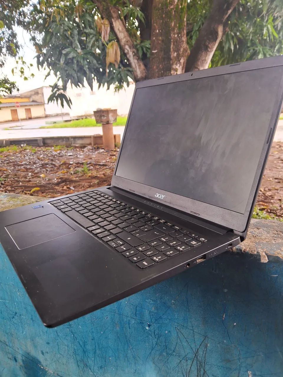 Notebook Acer com tela queimada e sem carregador