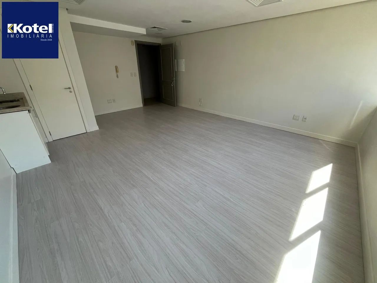 Sala comercial para alugar no Centro de POA, com uma vaga de garagem, prédio com elevador - Foto 2