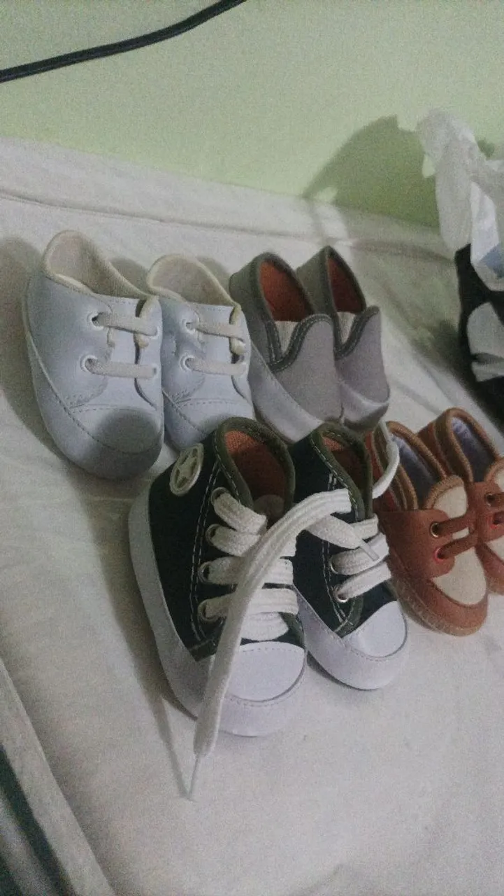 Sapatos infantis diversos