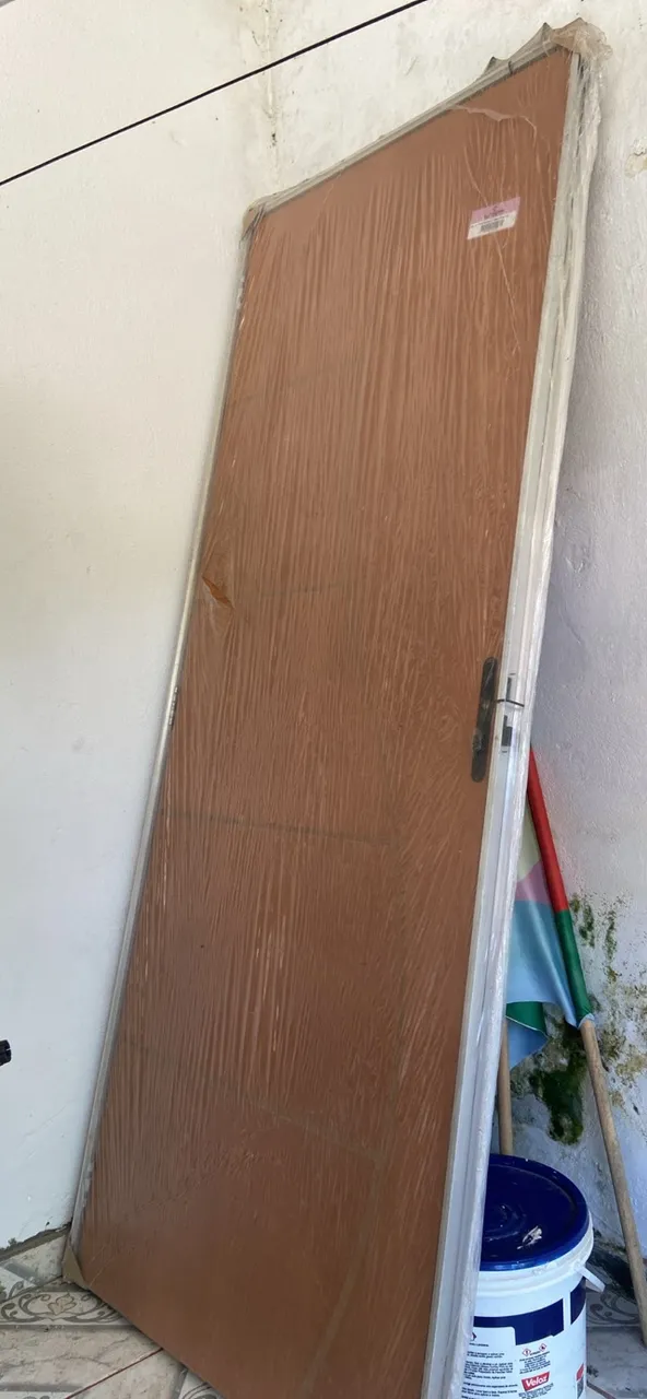Vendo linda porta nova, ainda na embalagem!!