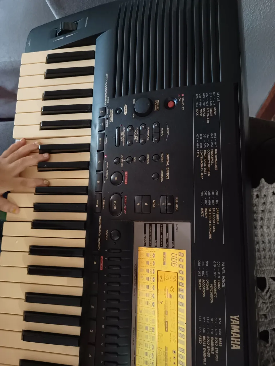 Teclado Yamaha com vários estilos e sons PSR 630