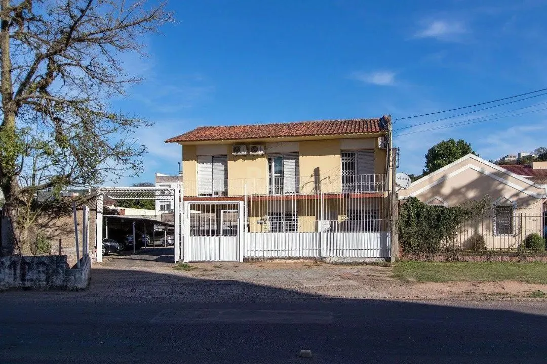 Terreno Comercial com Casa de 02 pisos de frente bem ampla com 03 dormitórios, 03 banheiro
