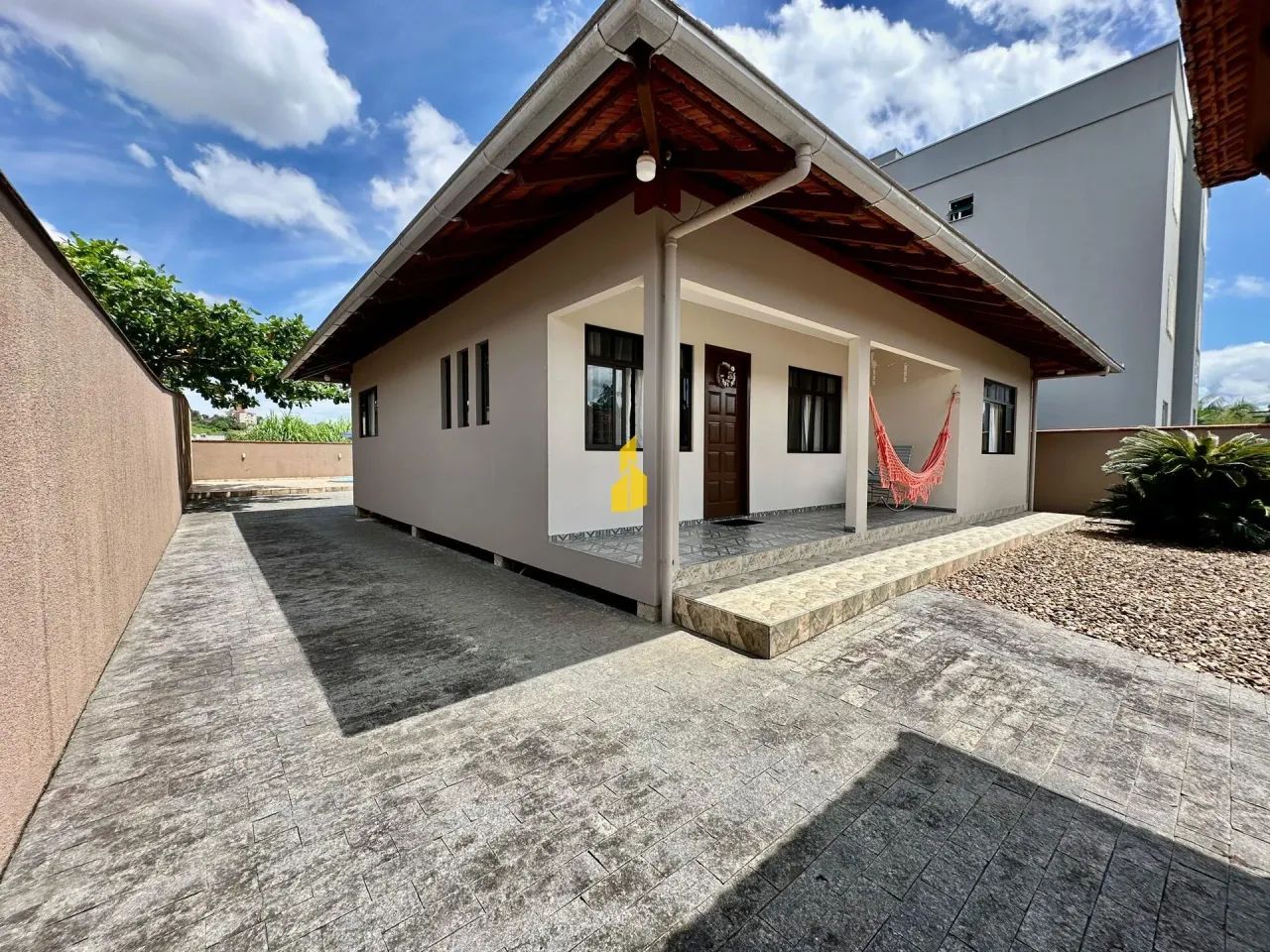 Casa com piscina no Bairro das Nações