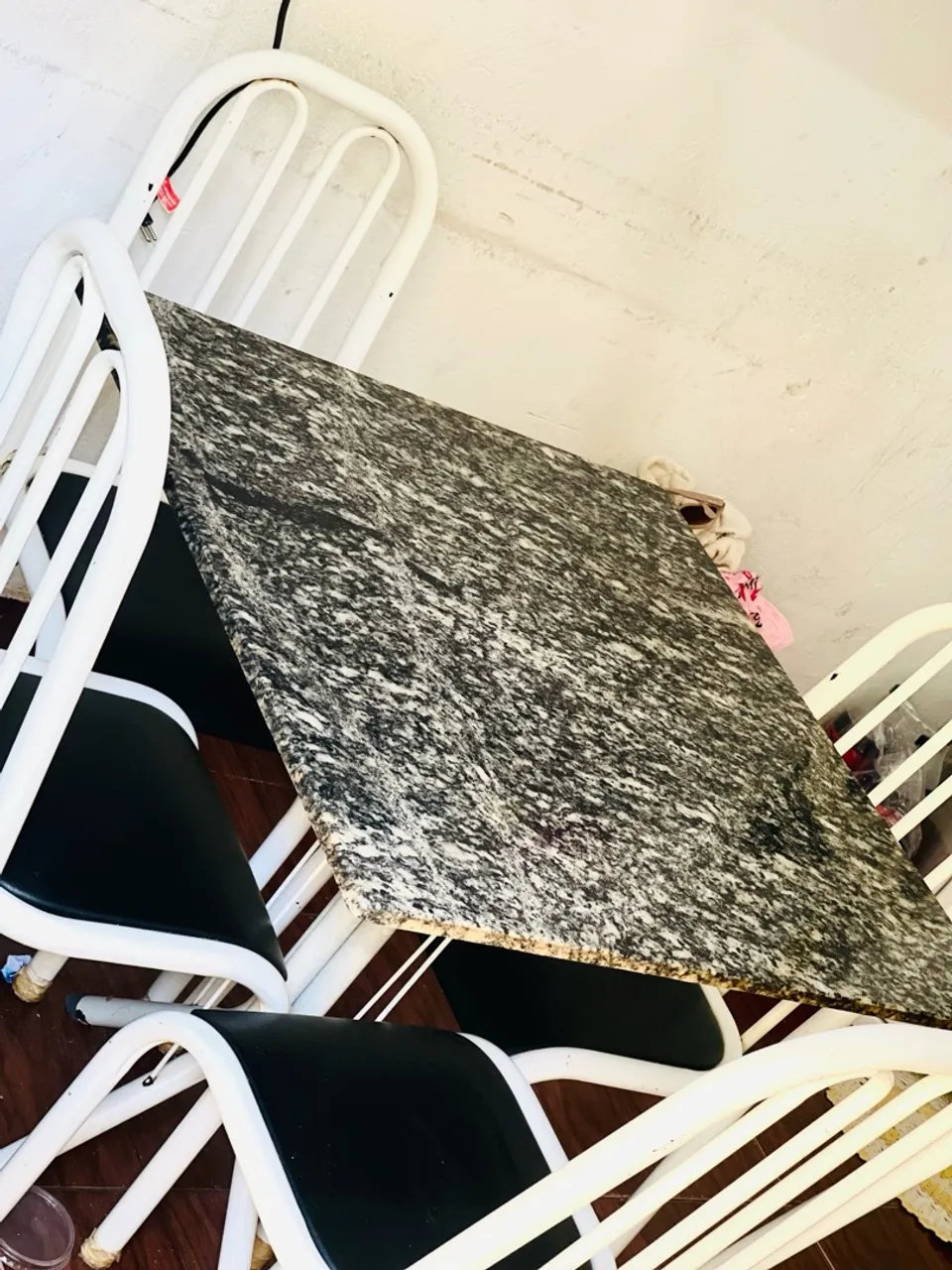 Mesa de mármore com 4 cadeiras.