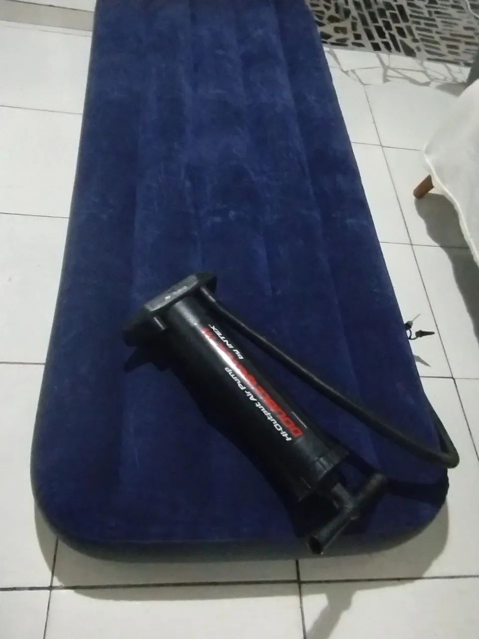 Colchão inflável Intex solteiro com bomba  - Foto 2