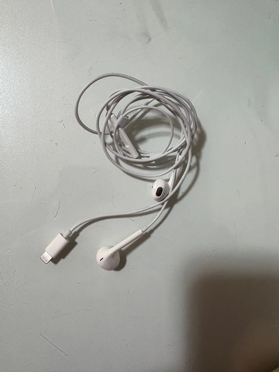 Fone de ouvido original Apple com conector Lightning