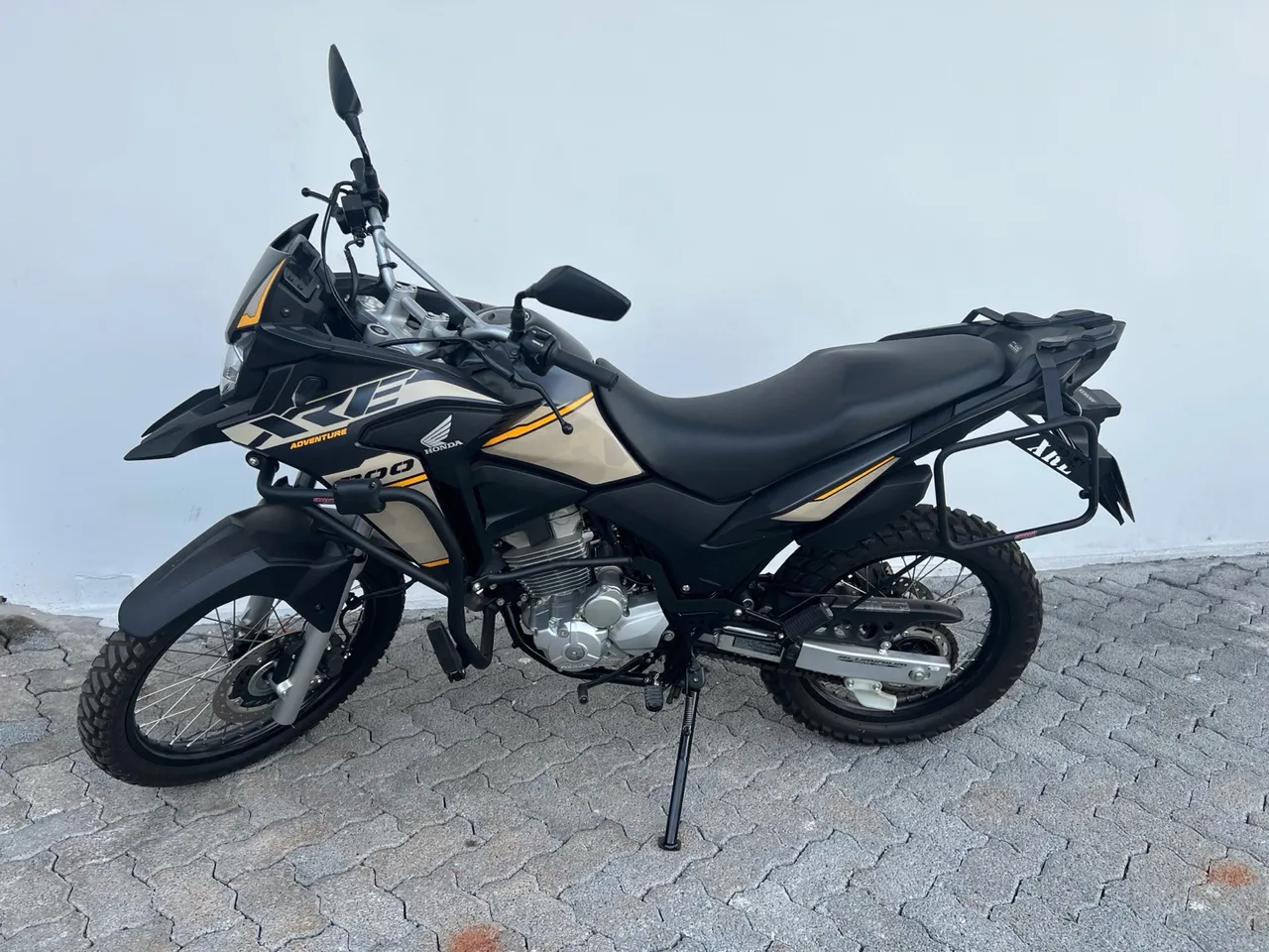 XRE 300 2023