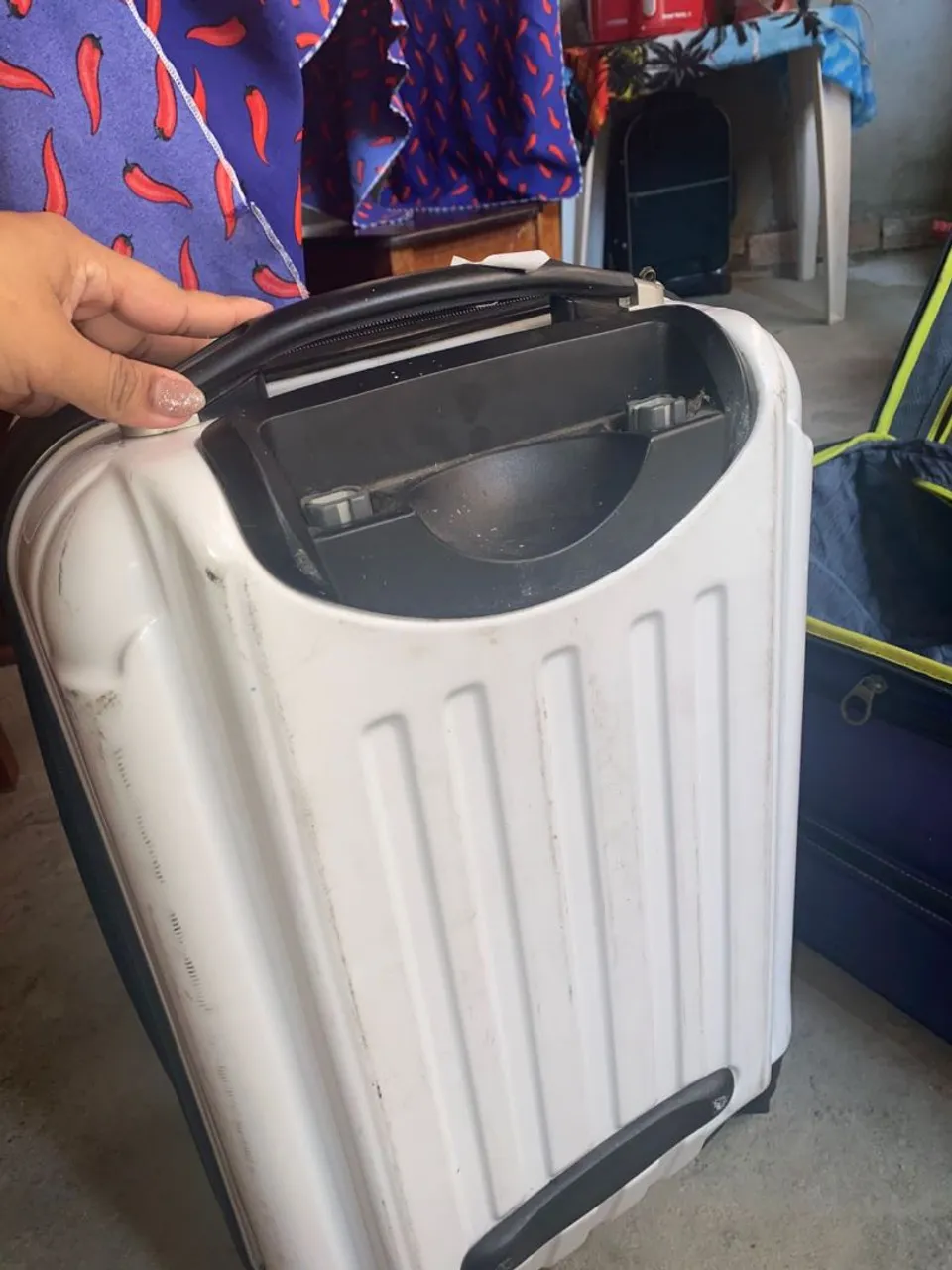 Mala de viagem branca com detalhes