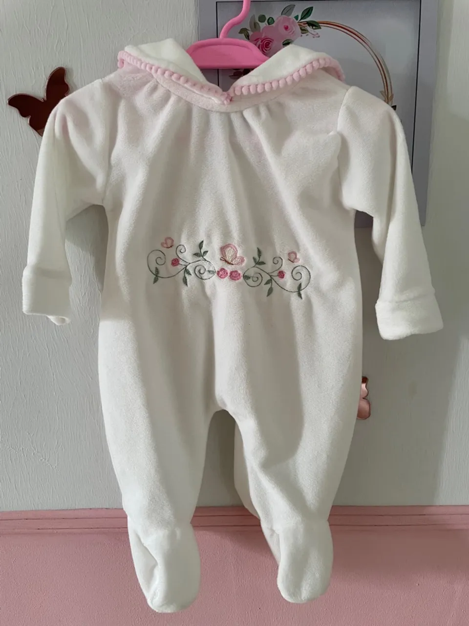 Macacão bebê branco com detalhes florais