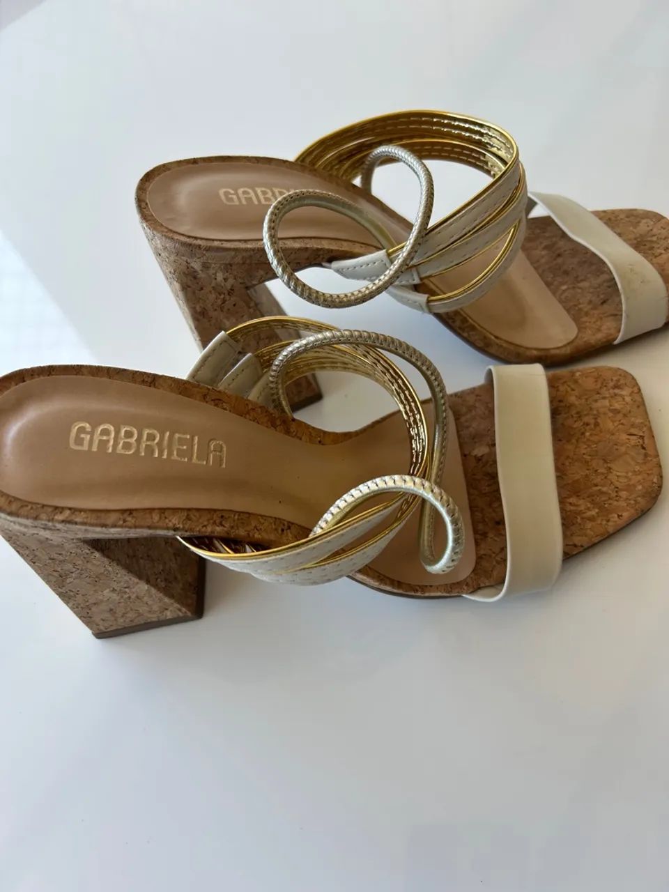 Sandália NOVA com detalhes em dourado  - Foto 4