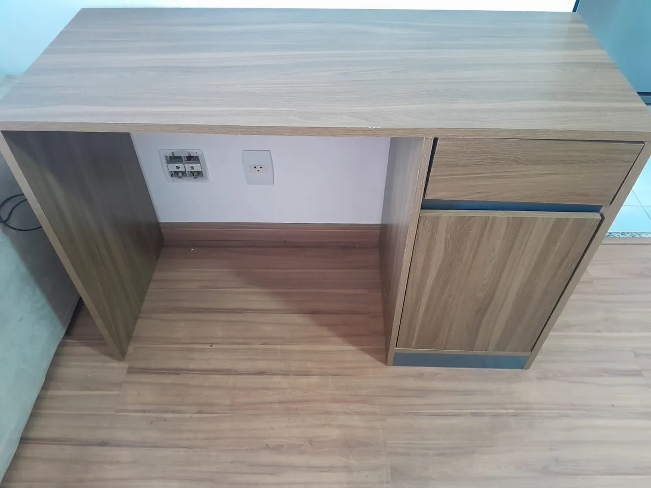 Mesa para escritório cor de madeira