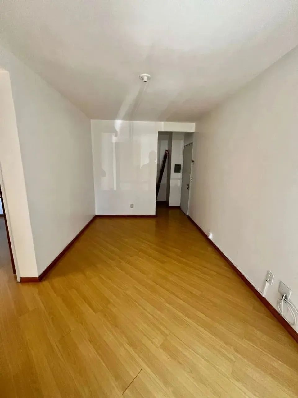 Vende apartamento de 02 dormitórios, sala para 02 ambientes com sacada fechada, banho soci - Foto 3