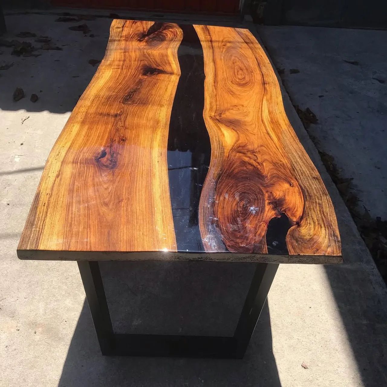 Mesa de madeira macica e resina epoxi Rivertable