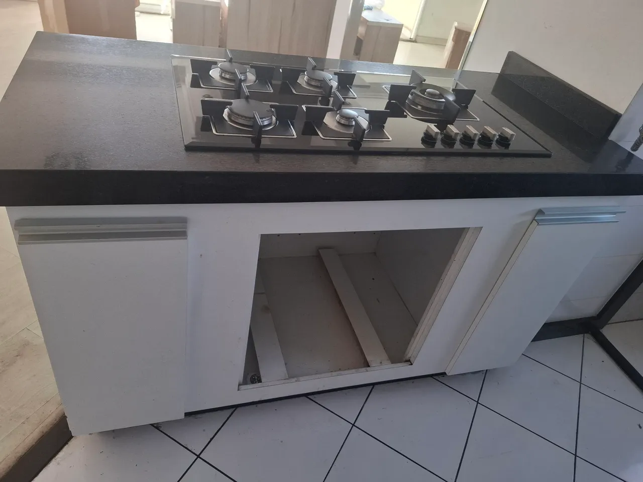 Cooktop embutido com bancada e Coifa