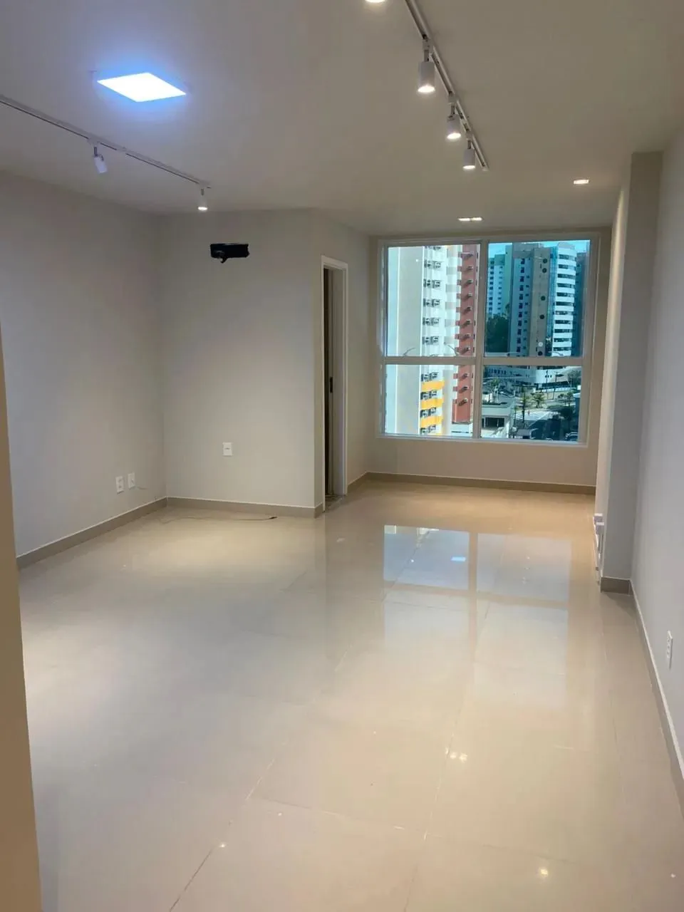 VENDA - SALA NO BUSINESS CENTER RENASCENÇA - REFORMADA COM PORCELANATO