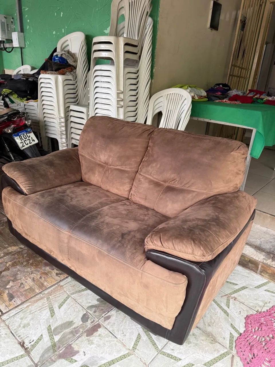 Sofá 2 lugares em suede marrom - Foto 4