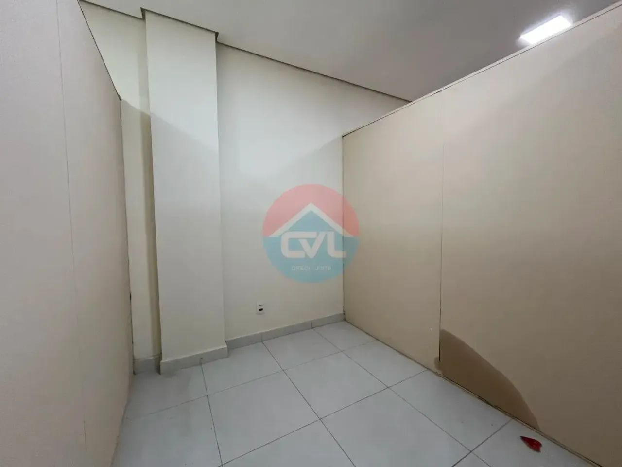 EXCELENTE SALA COMERCIAL LOCALIZADA NO BAIRRO ALTOS DO COXIPÓ, PRÓXIMO AO MINI ESTADIO DE  - Foto 4