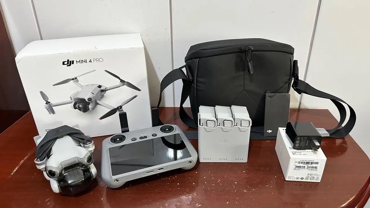 Drone DJI Mini 4 Pro Fly More Combo Plus DJI RC2