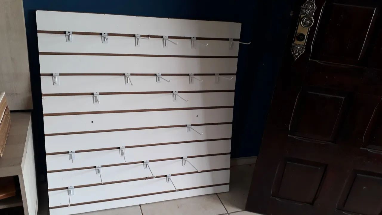Expositor MDF 1x1 com 21 suporte de ferro.