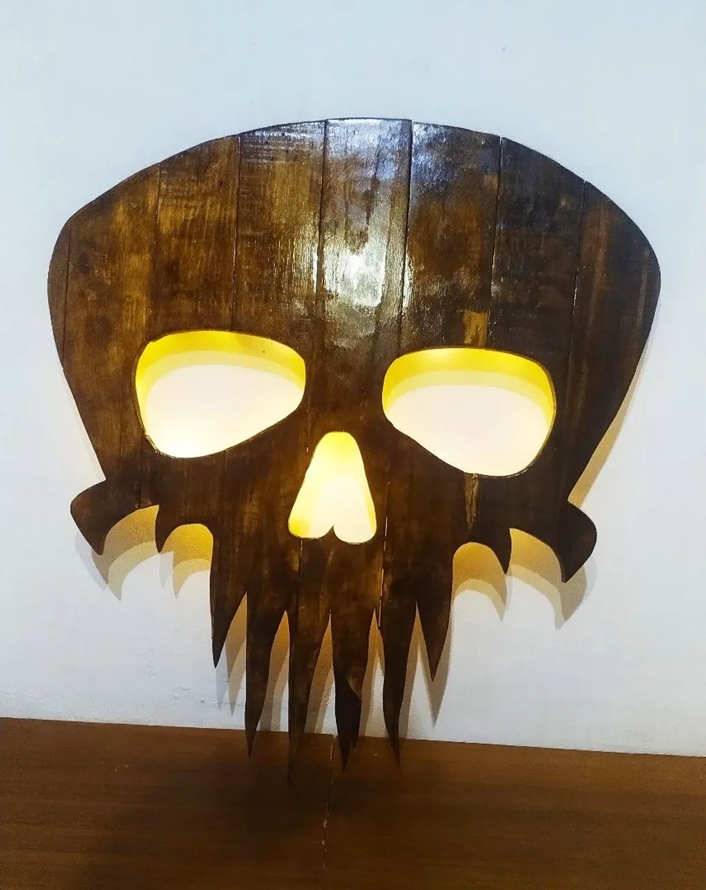 Caveira rústica decorativa com Led