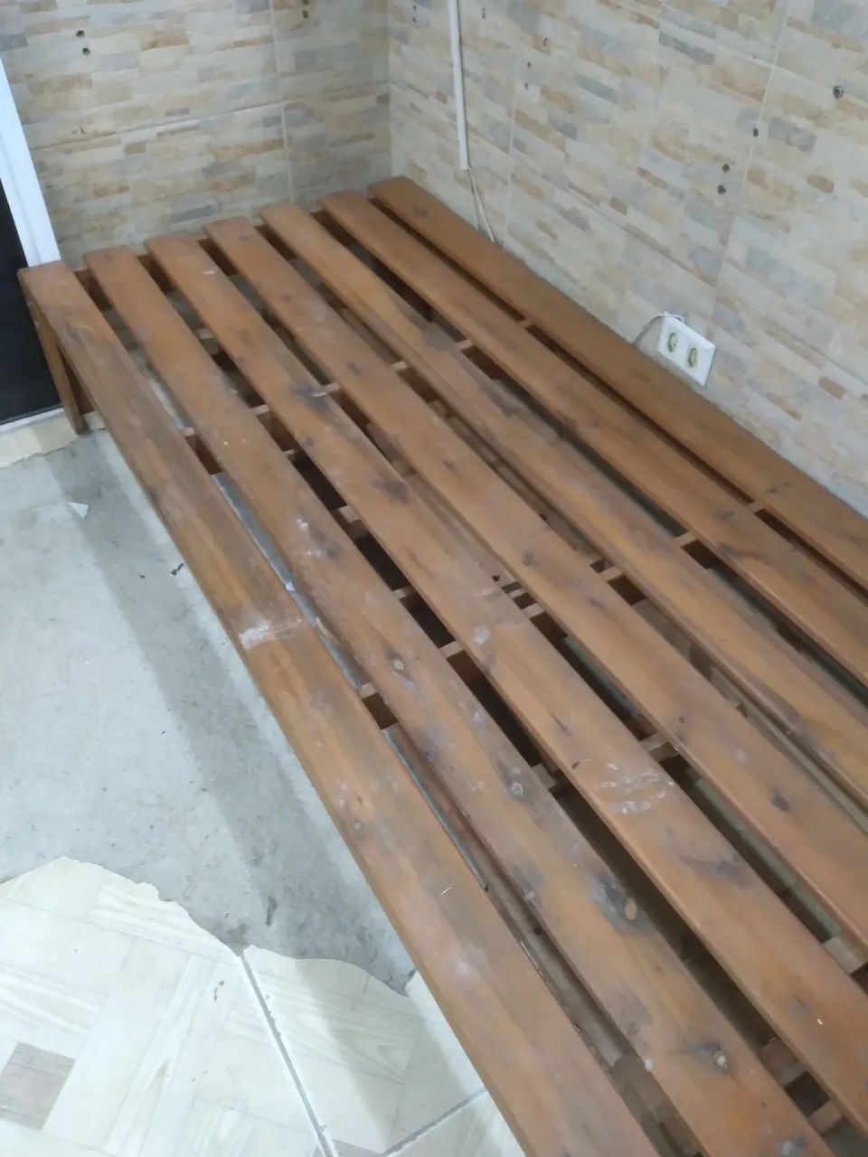 Cama de solteiro de madeira 