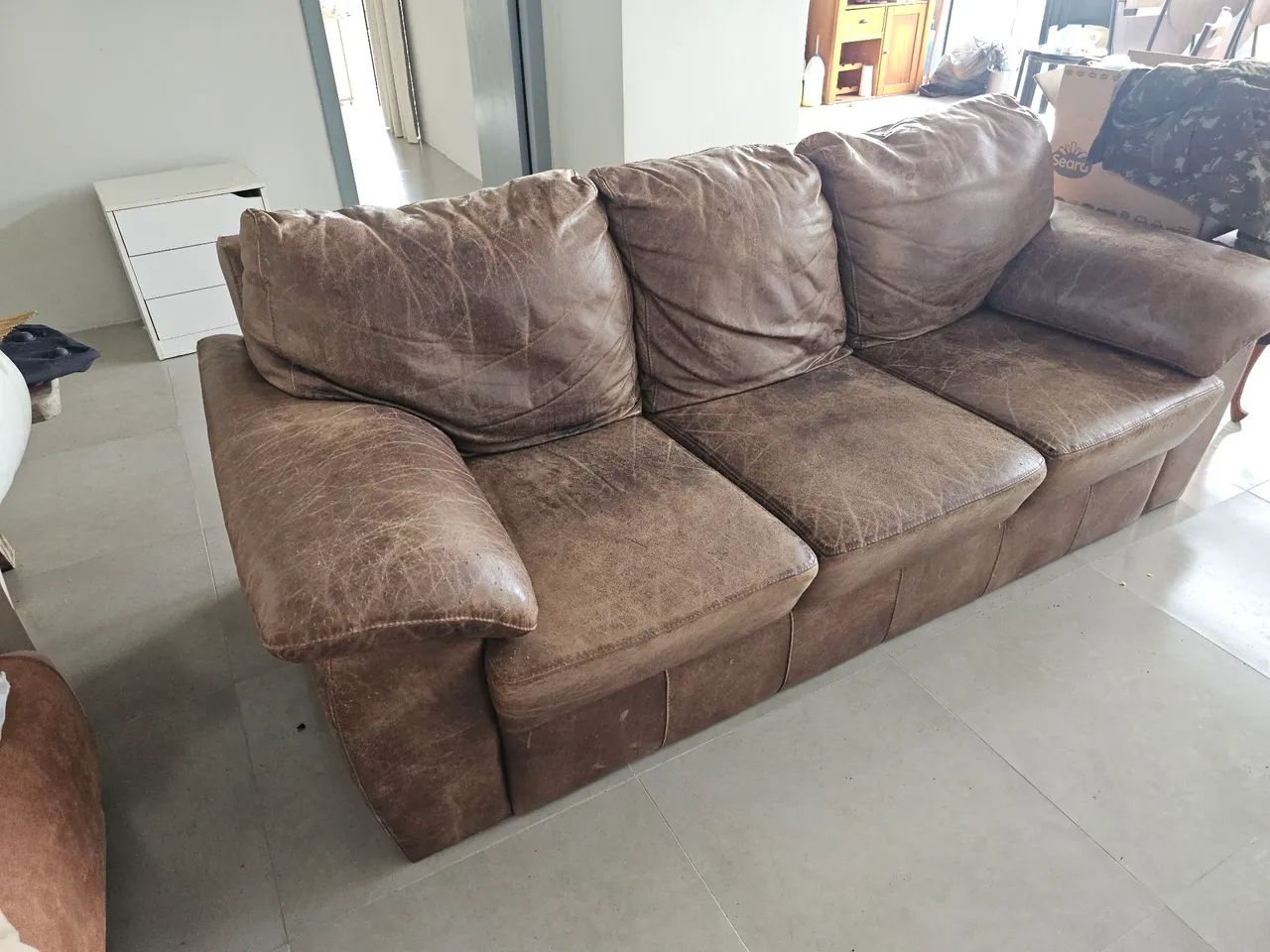 Sofa de couro 3 lugares,  sem nenhum rasgo, macio e confortaves