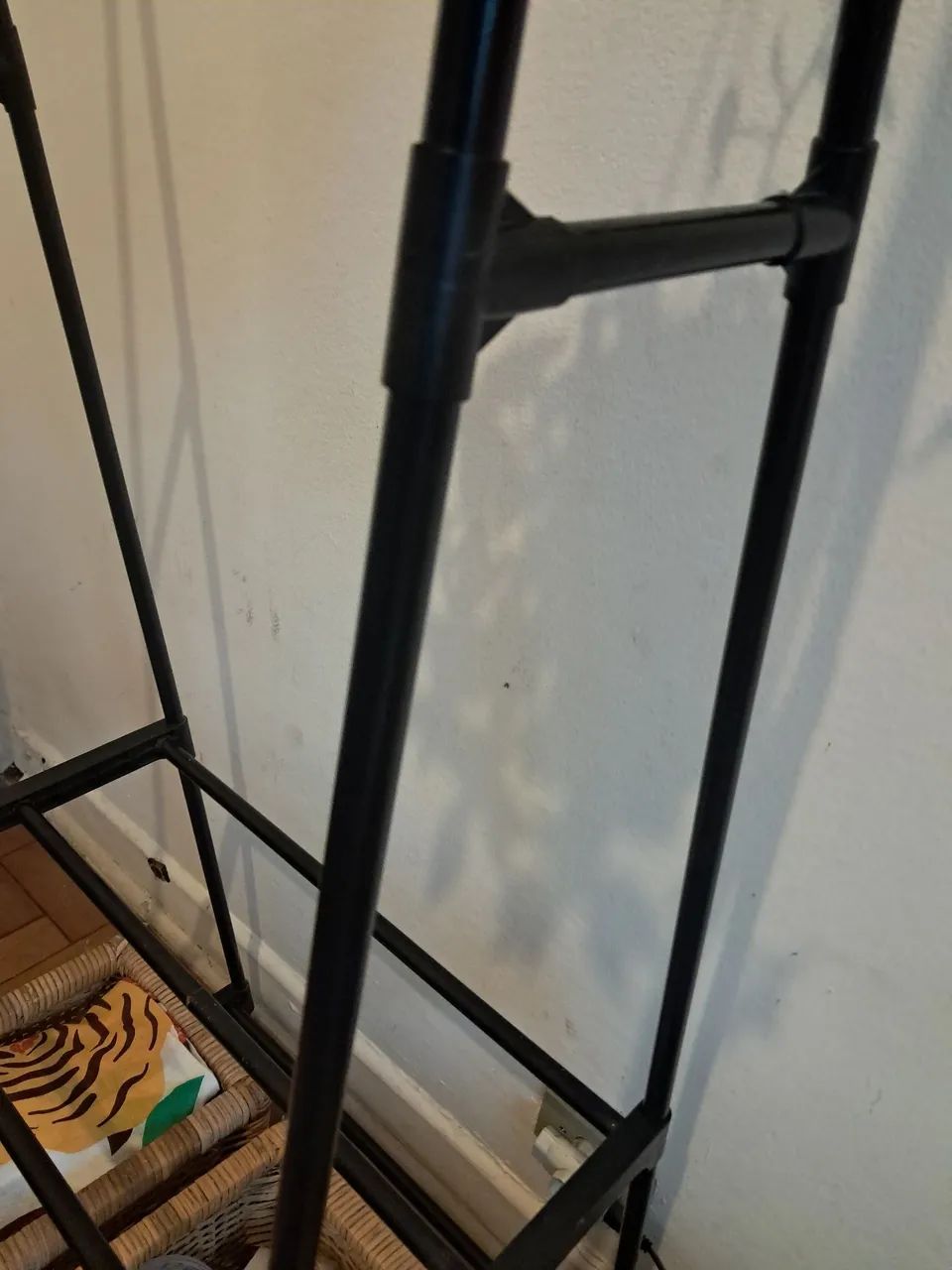 Cabideiro Metal Preto com rodízios e duas prateleiras  - Foto 2