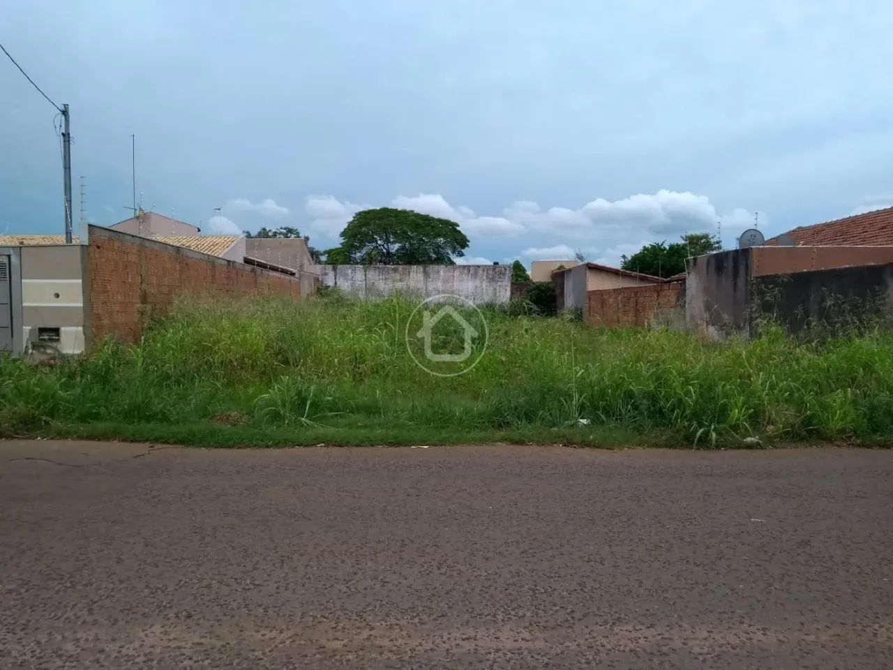 TERRENO COM BOA METRAGEM NO ASFALTO