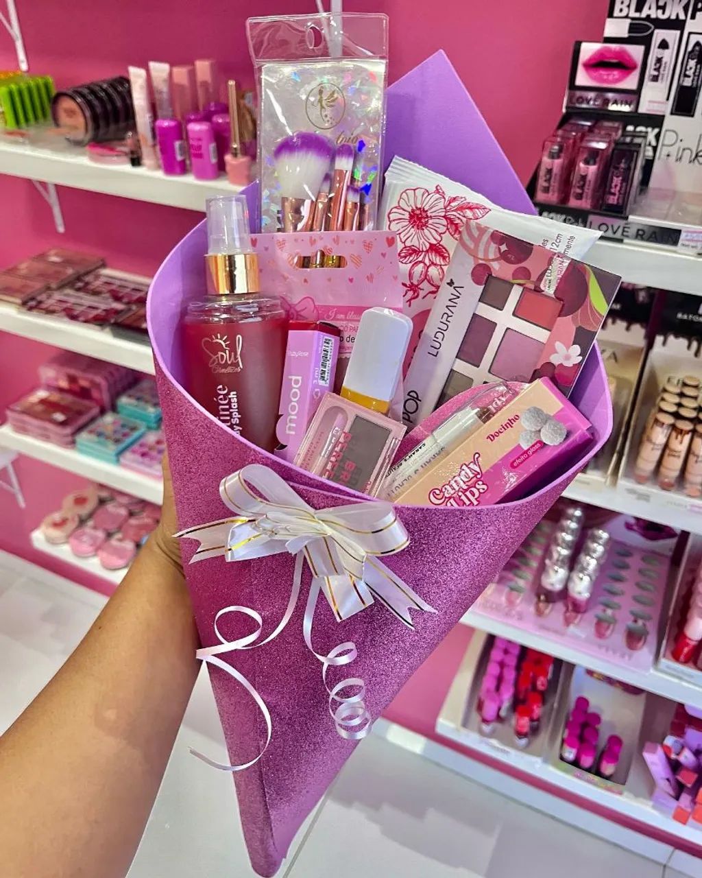 Compre 250 em produtos e ganhe a caixa de presente personalizada Ou buquê - Foto 3