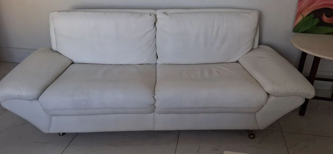 SOFÁ DA EBE CAMARGO DE COURO LEGÍTIMO BRANCO