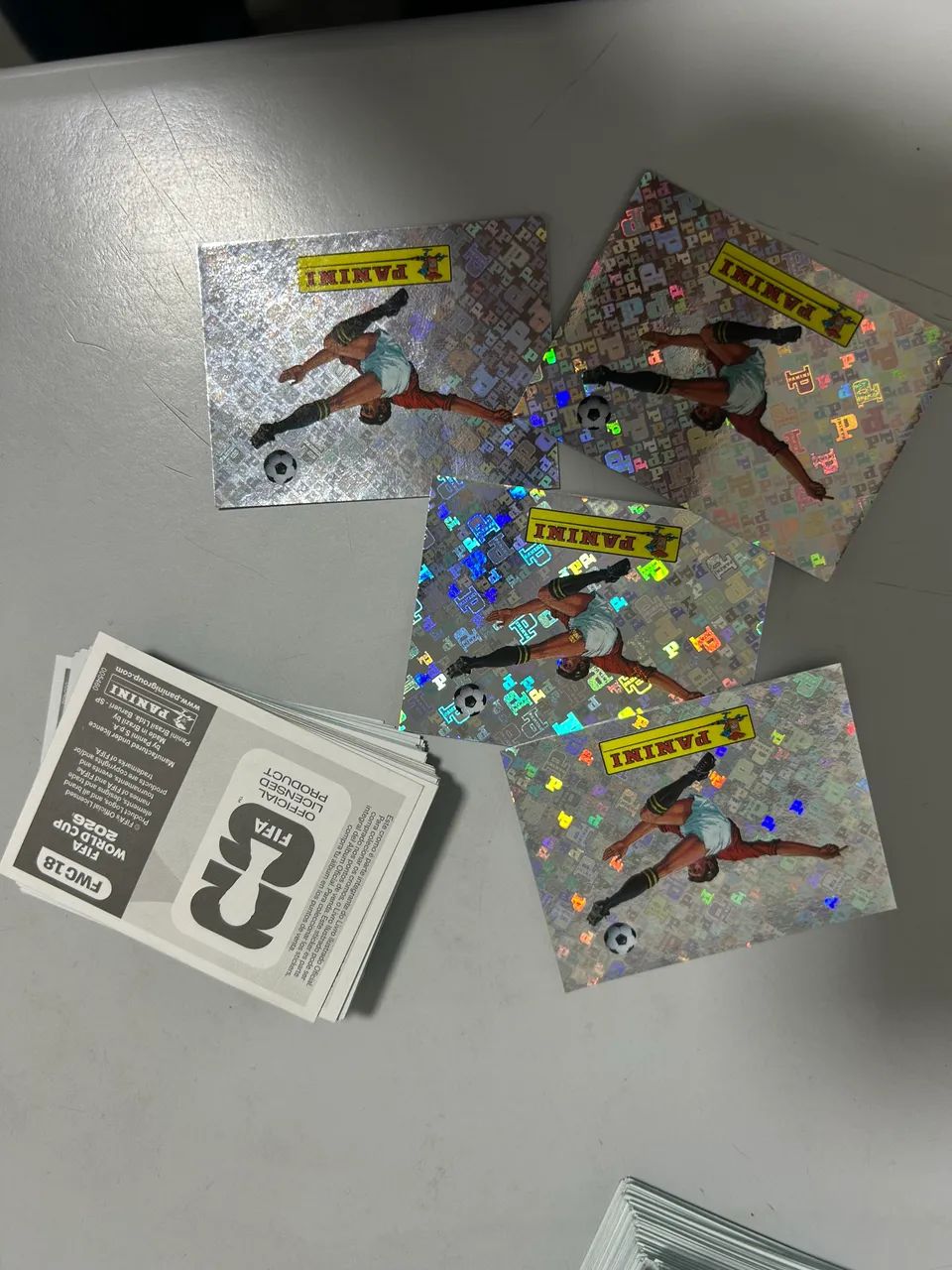 Figurinhas FWC e 00 do álbum 2026