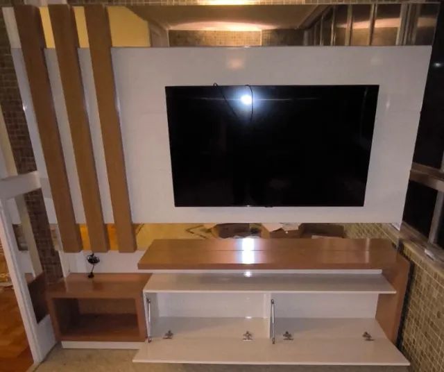 VENDO RACK EM MDF E ESPELHOS. NICHO ILUMINADO,  DUAS PORTAS E SUPORTA TV ATÉ 60 POLEGADAS - Foto 2