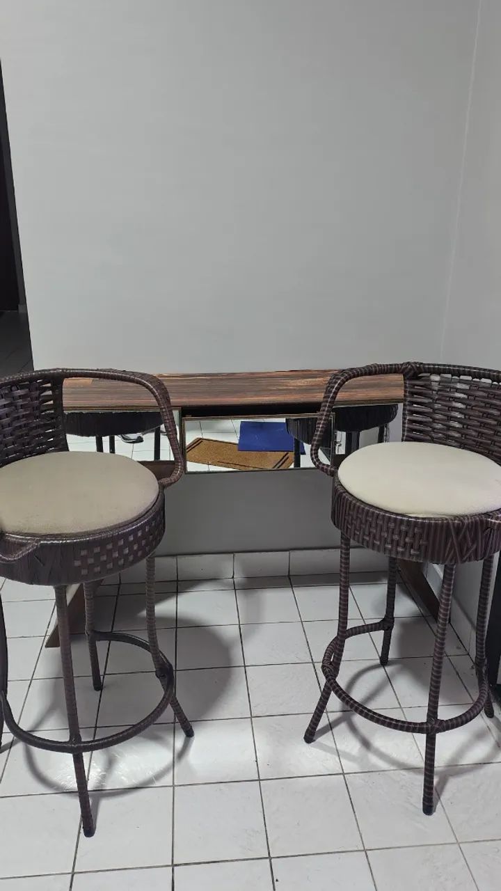 Aparador e banquetas 