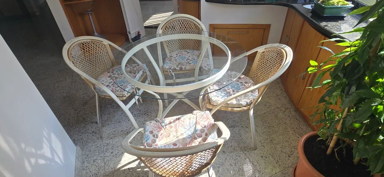 Mesa e cadeiras 