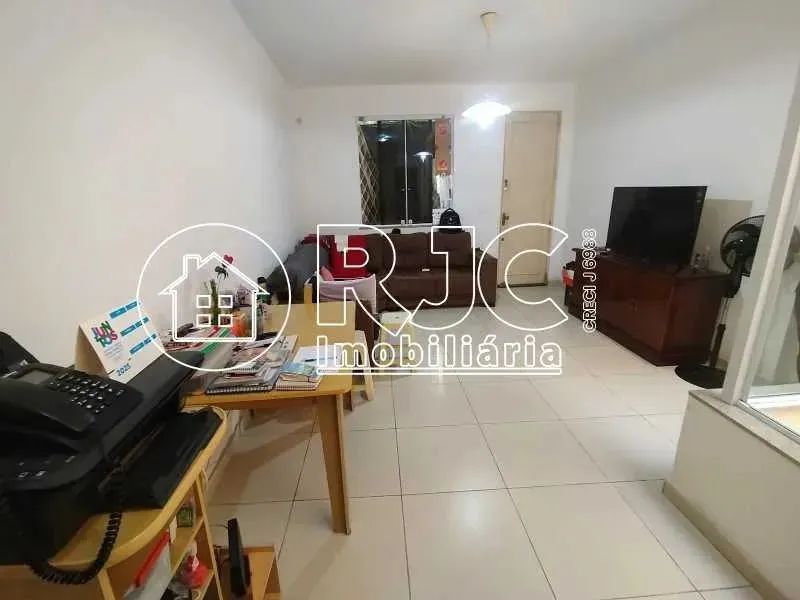 Casa de vila duplex com 4 quartos, 2 suítes e vaga em rua nobre do bairro.
