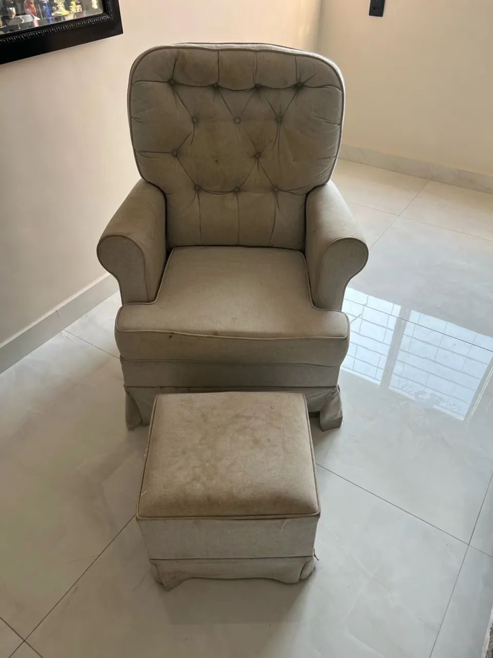 A poltrona de amamentação com balanço.