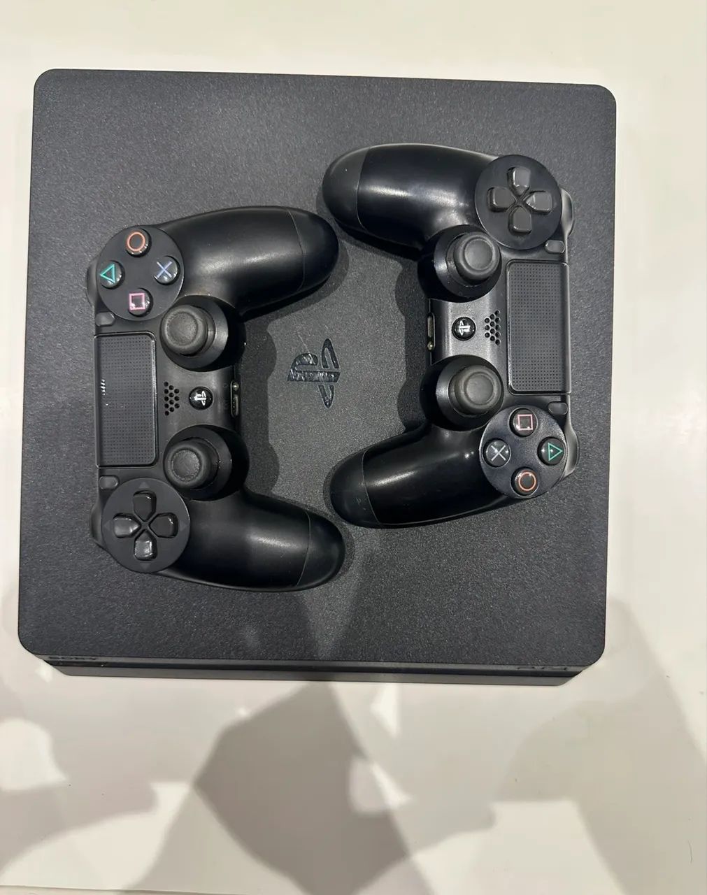 Ps4 Slim 1tb + 2 controles  - Foto 3