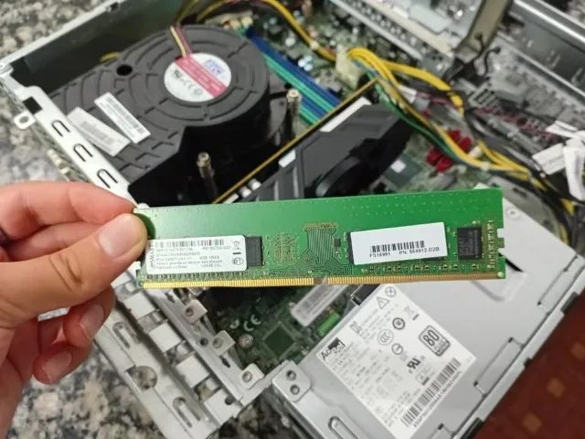 PC Desktop Lenovo (sem processador e sem HD/SSD)
