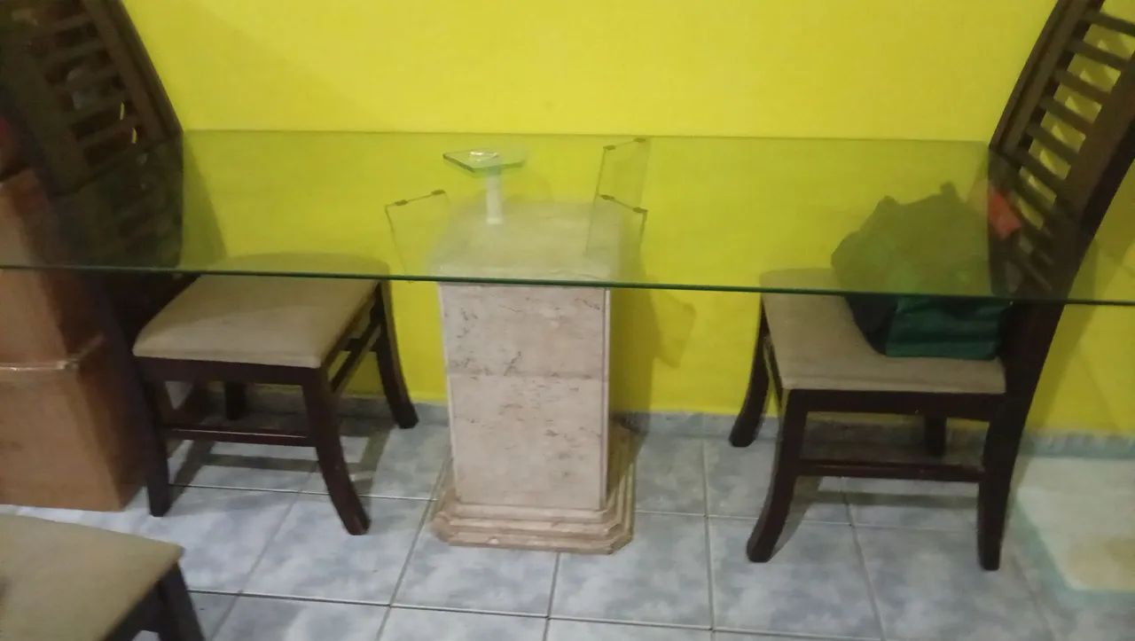 Mesa de tampo de vidro para 4 cadeira,e pé de mármore... 