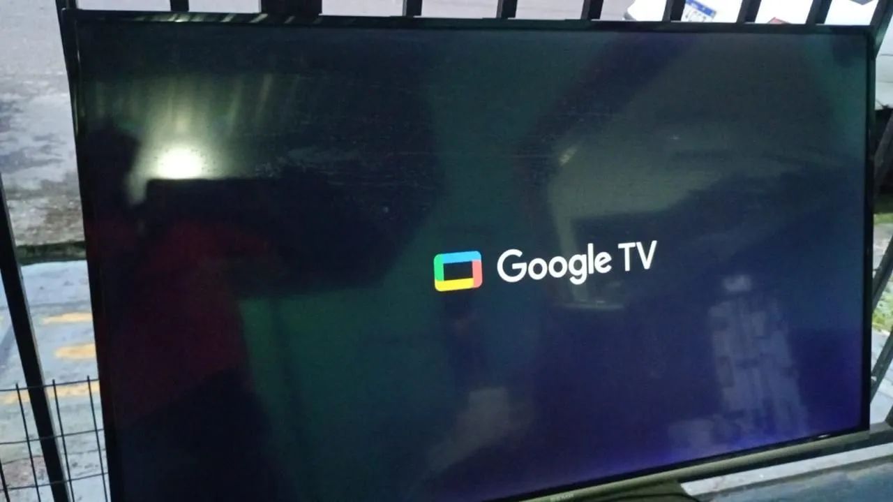 Smart TV tcl Google TV 50 polegadas 4K borda infinita comando de voz