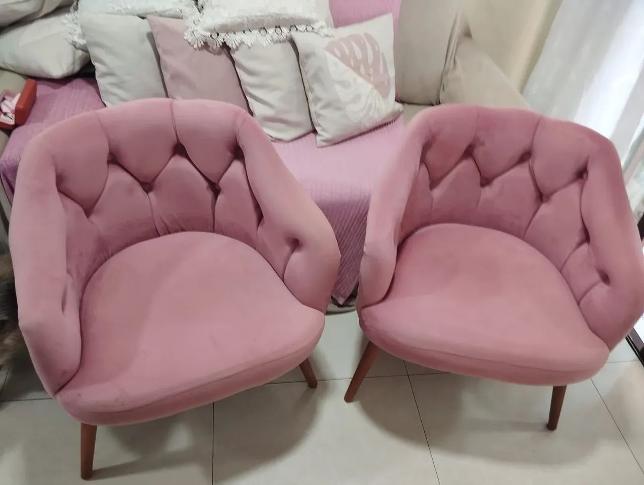 Duas poltronas novas. 