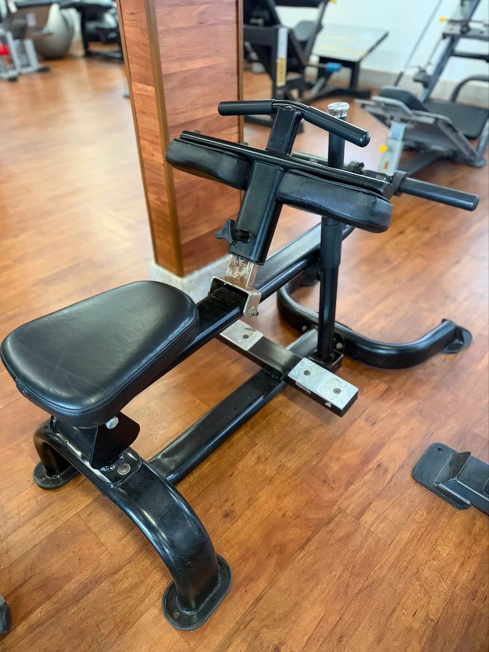 Máquina de panturrilha sentada e anilhada  - Foto 4