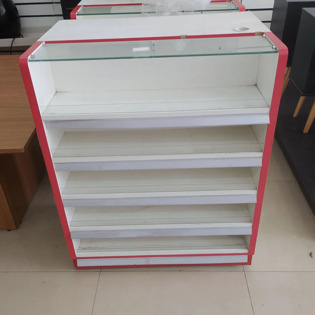 Balcão Vitrine Expositor 4 Prateleiras de Vidro Branco e Vermelho - Foto 2