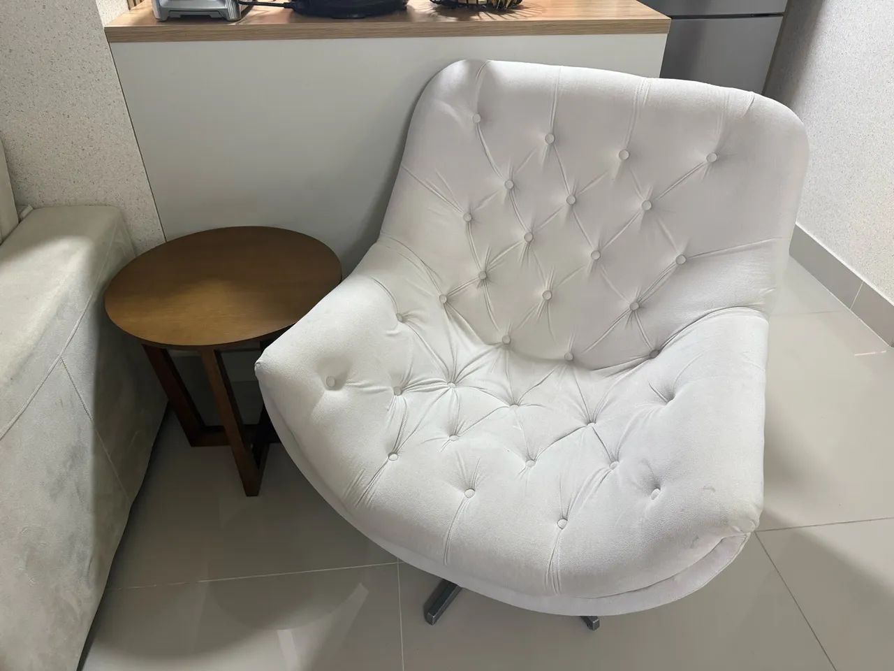 Poltrona e mesa de apoio 