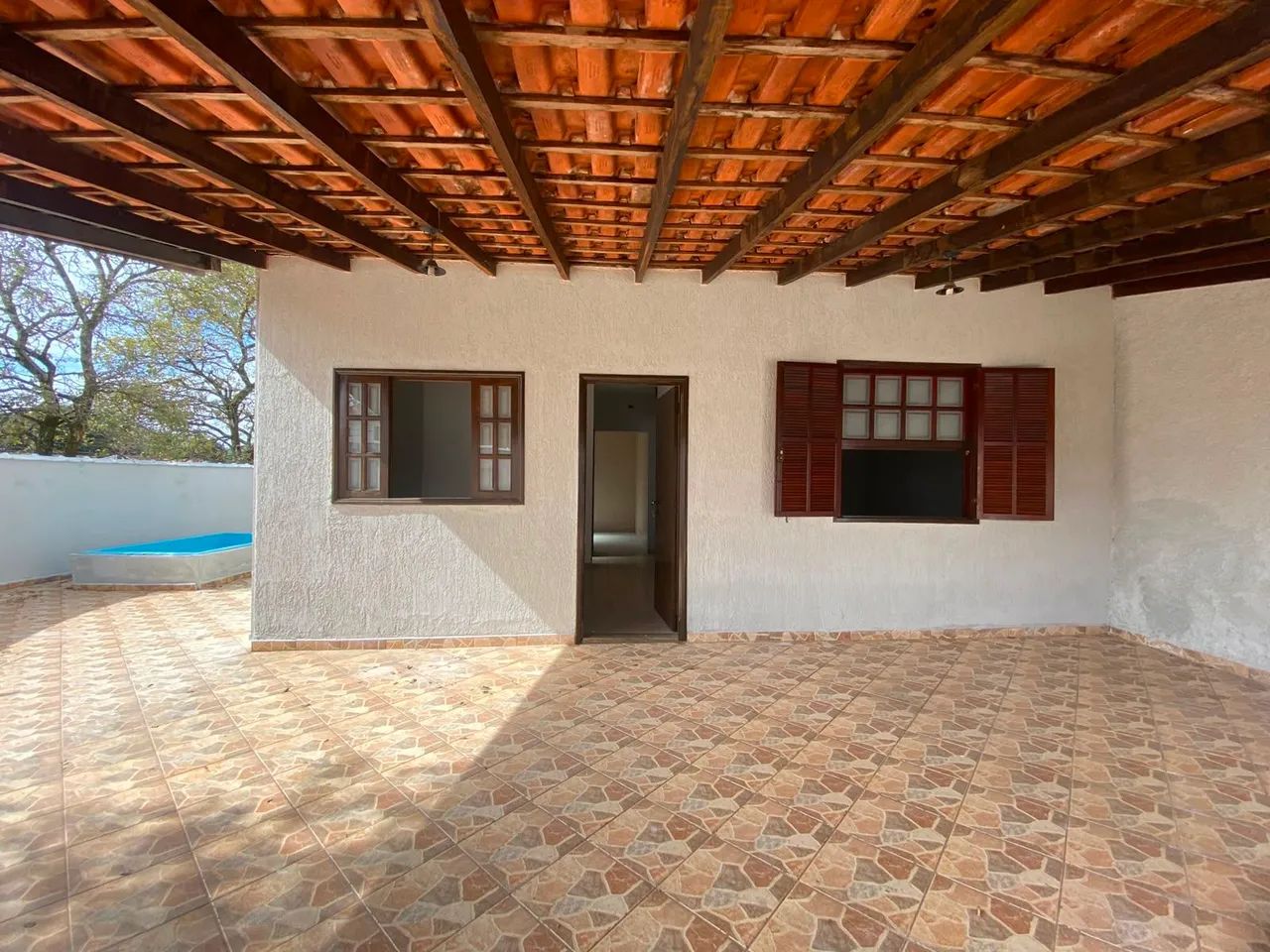 CASA COM PISCINA VENDE OU TROCA  - Foto 4