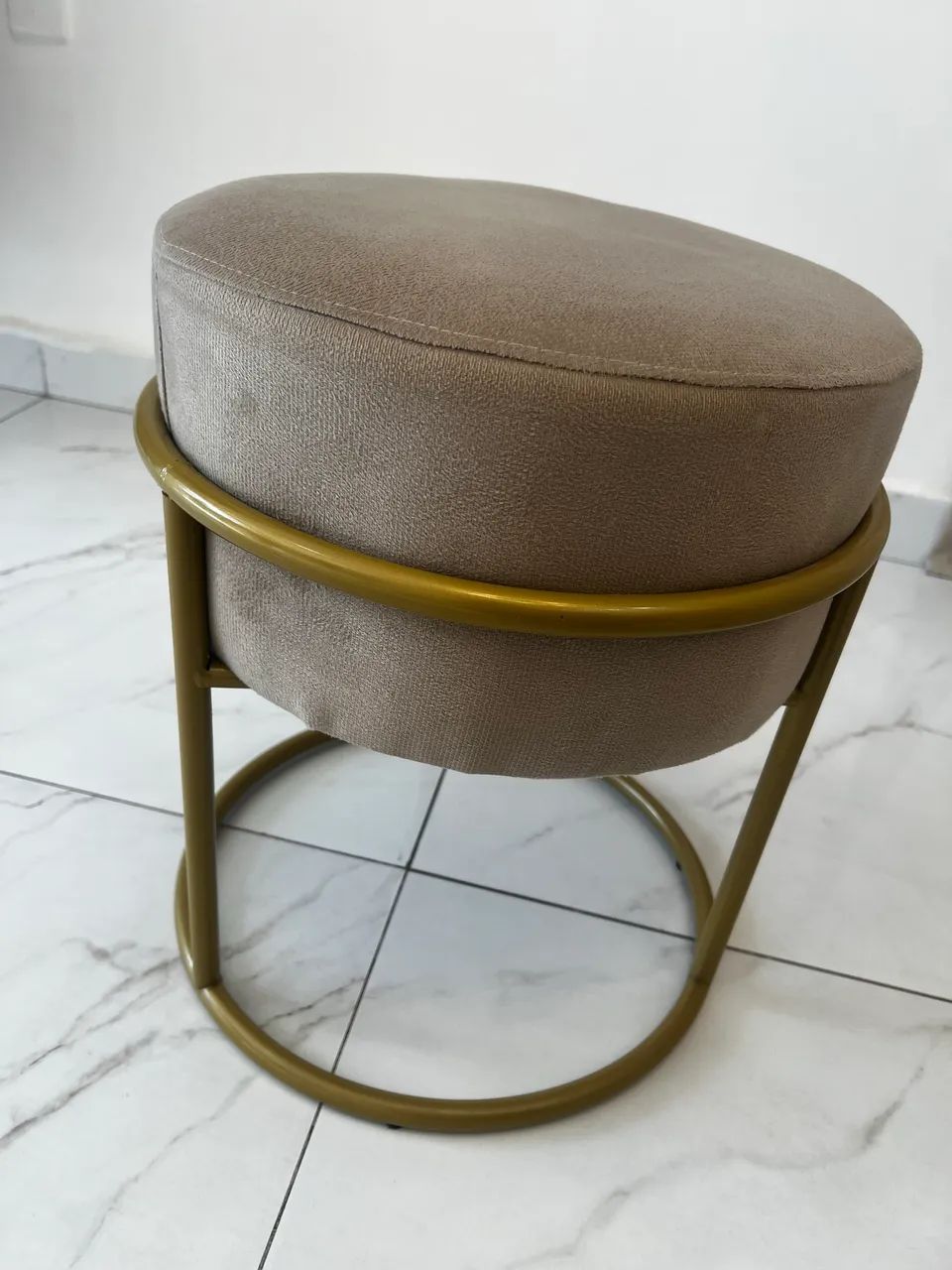 Puff bege com metalon dourado - Foto 4