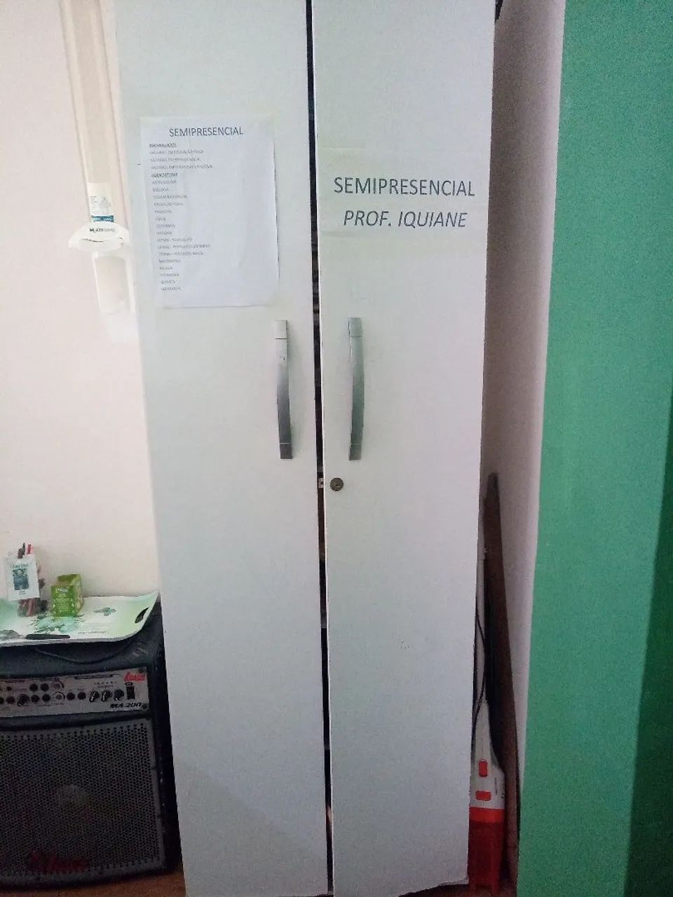 ESTANTE COM PORTA